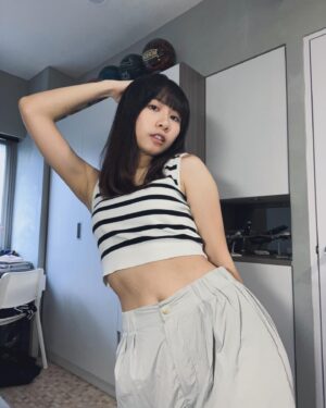 Yen-Ju Chen Instagram - 前陣子看到 @ifu.ig 有這件超好看的褲子
小工裝感又有現在很流行的蝴蝶結而且很少見（好燒）
就手刀跟漂亮的老闆娘說要下單的連結
結果竟然大缺貨！
漂亮老闆娘說等貨到跟我說～

過沒多久 我家警衛通知我有包裹
下樓一看 啊啊啊啊啊啊啊
又收到愛的小驚喜了
還包色！超級開心！迫不及待換上♪( ´▽｀)

謝謝 @ifu.ig 的漂亮老闆娘～

#深色淺色都好好看的餒