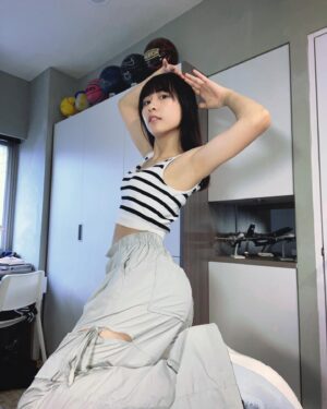 Yen-Ju Chen Instagram - 前陣子看到 @ifu.ig 有這件超好看的褲子
小工裝感又有現在很流行的蝴蝶結而且很少見（好燒）
就手刀跟漂亮的老闆娘說要下單的連結
結果竟然大缺貨！
漂亮老闆娘說等貨到跟我說～

過沒多久 我家警衛通知我有包裹
下樓一看 啊啊啊啊啊啊啊
又收到愛的小驚喜了
還包色！超級開心！迫不及待換上♪( ´▽｀)

謝謝 @ifu.ig 的漂亮老闆娘～

#深色淺色都好好看的餒