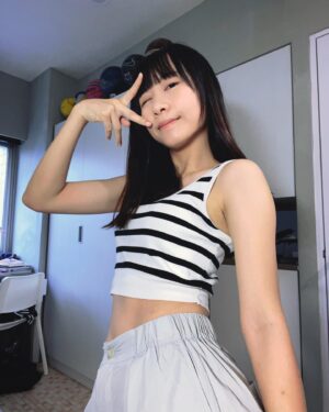 Yen-Ju Chen Instagram - 前陣子看到 @ifu.ig 有這件超好看的褲子
小工裝感又有現在很流行的蝴蝶結而且很少見（好燒）
就手刀跟漂亮的老闆娘說要下單的連結
結果竟然大缺貨！
漂亮老闆娘說等貨到跟我說～

過沒多久 我家警衛通知我有包裹
下樓一看 啊啊啊啊啊啊啊
又收到愛的小驚喜了
還包色！超級開心！迫不及待換上♪( ´▽｀)

謝謝 @ifu.ig 的漂亮老闆娘～

#深色淺色都好好看的餒