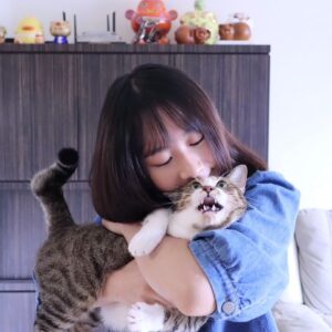 Yen-Ju Chen Instagram - 我看起來像極在虐貓