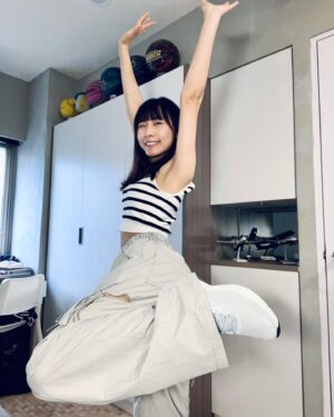 Yen-Ju Chen Instagram - 前陣子看到 @ifu.ig 有這件超好看的褲子
小工裝感又有現在很流行的蝴蝶結而且很少見（好燒）
就手刀跟漂亮的老闆娘說要下單的連結
結果竟然大缺貨！
漂亮老闆娘說等貨到跟我說～

過沒多久 我家警衛通知我有包裹
下樓一看 啊啊啊啊啊啊啊
又收到愛的小驚喜了
還包色！超級開心！迫不及待換上♪( ´▽｀)

謝謝 @ifu.ig 的漂亮老闆娘～

#深色淺色都好好看的餒