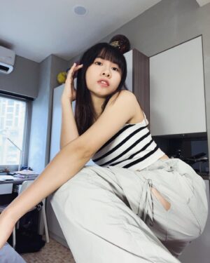 Yen-Ju Chen Instagram - 前陣子看到 @ifu.ig 有這件超好看的褲子
小工裝感又有現在很流行的蝴蝶結而且很少見（好燒）
就手刀跟漂亮的老闆娘說要下單的連結
結果竟然大缺貨！
漂亮老闆娘說等貨到跟我說～

過沒多久 我家警衛通知我有包裹
下樓一看 啊啊啊啊啊啊啊
又收到愛的小驚喜了
還包色！超級開心！迫不及待換上♪( ´▽｀)

謝謝 @ifu.ig 的漂亮老闆娘～

#深色淺色都好好看的餒