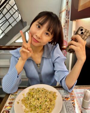 Yen-Ju Chen Instagram - 鹹魚雞粒炒飯跟鯷魚炒飯竟然都只是味道
但再怎麼說都比太陽餅真實吶(●°u°●)​ 」
-
最後兩張我應該是典型的左臉右臉不同人