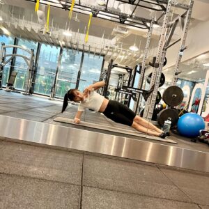 Yen-Ju Chen Instagram - 最近偏愛去健身房棒式五分鐘🕤
每次原本懶懶的 
到了健身房大家都很認真的時候就會
赫啊！我也要認真(๑•̀ㅂ•́)و

原來這就是孟母三遷？！

美美的健身房 @jxfitnessclub 
美美又很罩的經理財哥 @super720622