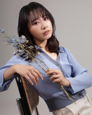Yen-Ju Chen Instagram - 新年倒數前到春山相館 @chun3_photo 紀錄自己還沒成為紅燒蹄膀的模樣🐖

現場專業的彩妝師30分鐘內就搞定了我大致妝髮
接下來就是盡情拍拍的時刻啦📷

這組照片真的修的不多
主要就是調光和髮絲細紋而已
可見春山相館的妝髮、攝影各個環節的實力都是一級棒

在挑照片的時候每一張都想留下來
也好險毛片只要加價就可以全拿！
（對選擇障礙人類們超友善 平日還有加價優惠）
喜歡的照片可以自己留下來或像我一樣 
逼朋友看我❤️哈哈哈哈

最後一張的紀念品大總和實體很有質感
我自己好喜歡～

@chun3_photo