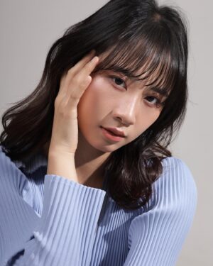 Yen-Ju Chen Instagram - 新年倒數前到春山相館 @chun3_photo 紀錄自己還沒成為紅燒蹄膀的模樣🐖

現場專業的彩妝師30分鐘內就搞定了我大致妝髮
接下來就是盡情拍拍的時刻啦📷

這組照片真的修的不多
主要就是調光和髮絲細紋而已
可見春山相館的妝髮、攝影各個環節的實力都是一級棒

在挑照片的時候每一張都想留下來
也好險毛片只要加價就可以全拿！
（對選擇障礙人類們超友善 平日還有加價優惠）
喜歡的照片可以自己留下來或像我一樣 
逼朋友看我❤️哈哈哈哈

最後一張的紀念品大總和實體很有質感
我自己好喜歡～

@chun3_photo