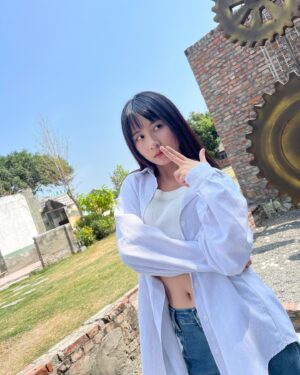 Yen-Ju Chen Instagram - 三月的19天在豔陽高照的屏東度過🌞
爸媽寶第一次離開家到外地這麼久
聽起來有些好笑 但都是真的
我甚至是去畢旅會想家的人

回來台北又是一票的忙碌事
為自己的選擇東奔西跑
充實又快樂
同時也滿滿的感謝很多找我拍拍
但被我割愛掉的casting、製片大大們

雖然不是整個檔期都有戲份
但長大後覺得「守信用」這件事對我來說無法割捨
已經答應19天都要在屏東前置訓練、拍攝
即使沒有合約綁架
劇組也沒有硬性規定要一定要開拍前得待在屏東
也即使我有多想家、多想試鏡新的劇
我都還是待滿了 
因為我覺得開口答應就是要做到
這是尊重

屏東當黑炭的日子有笑也有淚
訓練期時有幾天都是一個人打拳 一個人在飯店
多了跟自己對話的時間
也在那些日子想清楚許多事

喜歡這種單純的生活
起床、訓練、吃飯、訓練、睡覺

開拍後的每天都一直在調整心態
接應瞬息萬變的節奏
秒吸收角色之摔的疼痛指數
後再爬起來繼續奮戰下一顆鏡頭
總之 在屏東玩了一個特別的回憶！

角色這玩意很特別
我覺得他住在我身體裡
時而彰顯 時而隱藏
隨著遇見的人事物以及故事

放上殺青時的照片ㄦ
看似冷冷的 其實很瘋爹斯❤️

#謝謝照顧