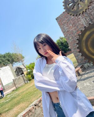 Yen-Ju Chen Instagram - 三月的19天在豔陽高照的屏東度過🌞
爸媽寶第一次離開家到外地這麼久
聽起來有些好笑 但都是真的
我甚至是去畢旅會想家的人

回來台北又是一票的忙碌事
為自己的選擇東奔西跑
充實又快樂
同時也滿滿的感謝很多找我拍拍
但被我割愛掉的casting、製片大大們

雖然不是整個檔期都有戲份
但長大後覺得「守信用」這件事對我來說無法割捨
已經答應19天都要在屏東前置訓練、拍攝
即使沒有合約綁架
劇組也沒有硬性規定要一定要開拍前得待在屏東
也即使我有多想家、多想試鏡新的劇
我都還是待滿了 
因為我覺得開口答應就是要做到
這是尊重

屏東當黑炭的日子有笑也有淚
訓練期時有幾天都是一個人打拳 一個人在飯店
多了跟自己對話的時間
也在那些日子想清楚許多事

喜歡這種單純的生活
起床、訓練、吃飯、訓練、睡覺

開拍後的每天都一直在調整心態
接應瞬息萬變的節奏
秒吸收角色之摔的疼痛指數
後再爬起來繼續奮戰下一顆鏡頭
總之 在屏東玩了一個特別的回憶！

角色這玩意很特別
我覺得他住在我身體裡
時而彰顯 時而隱藏
隨著遇見的人事物以及故事

放上殺青時的照片ㄦ
看似冷冷的 其實很瘋爹斯❤️

#謝謝照顧