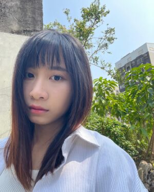 Yen-Ju Chen Instagram - 三月的19天在豔陽高照的屏東度過🌞
爸媽寶第一次離開家到外地這麼久
聽起來有些好笑 但都是真的
我甚至是去畢旅會想家的人

回來台北又是一票的忙碌事
為自己的選擇東奔西跑
充實又快樂
同時也滿滿的感謝很多找我拍拍
但被我割愛掉的casting、製片大大們

雖然不是整個檔期都有戲份
但長大後覺得「守信用」這件事對我來說無法割捨
已經答應19天都要在屏東前置訓練、拍攝
即使沒有合約綁架
劇組也沒有硬性規定要一定要開拍前得待在屏東
也即使我有多想家、多想試鏡新的劇
我都還是待滿了 
因為我覺得開口答應就是要做到
這是尊重

屏東當黑炭的日子有笑也有淚
訓練期時有幾天都是一個人打拳 一個人在飯店
多了跟自己對話的時間
也在那些日子想清楚許多事

喜歡這種單純的生活
起床、訓練、吃飯、訓練、睡覺

開拍後的每天都一直在調整心態
接應瞬息萬變的節奏
秒吸收角色之摔的疼痛指數
後再爬起來繼續奮戰下一顆鏡頭
總之 在屏東玩了一個特別的回憶！

角色這玩意很特別
我覺得他住在我身體裡
時而彰顯 時而隱藏
隨著遇見的人事物以及故事

放上殺青時的照片ㄦ
看似冷冷的 其實很瘋爹斯❤️

#謝謝照顧
