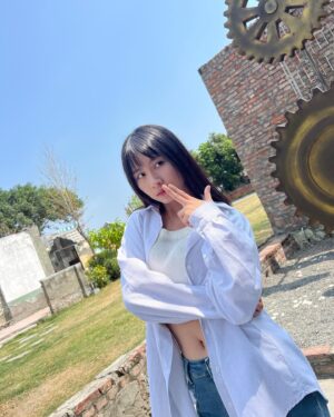 Yen-Ju Chen Instagram - 三月的19天在豔陽高照的屏東度過🌞
爸媽寶第一次離開家到外地這麼久
聽起來有些好笑 但都是真的
我甚至是去畢旅會想家的人

回來台北又是一票的忙碌事
為自己的選擇東奔西跑
充實又快樂
同時也滿滿的感謝很多找我拍拍
但被我割愛掉的casting、製片大大們

雖然不是整個檔期都有戲份
但長大後覺得「守信用」這件事對我來說無法割捨
已經答應19天都要在屏東前置訓練、拍攝
即使沒有合約綁架
劇組也沒有硬性規定要一定要開拍前得待在屏東
也即使我有多想家、多想試鏡新的劇
我都還是待滿了 
因為我覺得開口答應就是要做到
這是尊重

屏東當黑炭的日子有笑也有淚
訓練期時有幾天都是一個人打拳 一個人在飯店
多了跟自己對話的時間
也在那些日子想清楚許多事

喜歡這種單純的生活
起床、訓練、吃飯、訓練、睡覺

開拍後的每天都一直在調整心態
接應瞬息萬變的節奏
秒吸收角色之摔的疼痛指數
後再爬起來繼續奮戰下一顆鏡頭
總之 在屏東玩了一個特別的回憶！

角色這玩意很特別
我覺得他住在我身體裡
時而彰顯 時而隱藏
隨著遇見的人事物以及故事

放上殺青時的照片ㄦ
看似冷冷的 其實很瘋爹斯❤️

#謝謝照顧