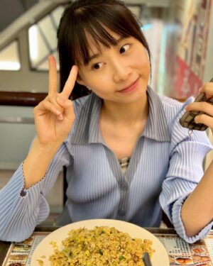 Yen-Ju Chen Instagram - 鹹魚雞粒炒飯跟鯷魚炒飯竟然都只是味道
但再怎麼說都比太陽餅真實吶(●°u°●)​ 」
-
最後兩張我應該是典型的左臉右臉不同人