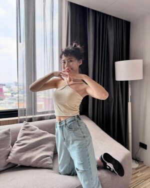 Yen-Ju Chen Instagram - 還沒辦法能當上VIP 
於是燙了貴賓捲毛🐩
-

下身的男友褲是劇組裡的
顯瘦又修飾梨子身材
恰好到腳踝的率性長度
舒適和美觀都達成了！
拍拍完就被我訂購回家了！超級喜歡！
（腦波弱少女）

• MAKEUP @lihui_makeup 
• HAIRSTYLES @lenaning17 
• WEAR @__sf2002
