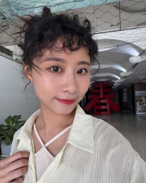 Yen-Ju Chen Instagram - 還沒辦法能當上VIP 
於是燙了貴賓捲毛🐩
-

下身的男友褲是劇組裡的
顯瘦又修飾梨子身材
恰好到腳踝的率性長度
舒適和美觀都達成了！
拍拍完就被我訂購回家了！超級喜歡！
（腦波弱少女）

• MAKEUP @lihui_makeup 
• HAIRSTYLES @lenaning17 
• WEAR @__sf2002
