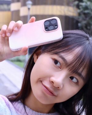 Yen-Ju Chen Instagram - 從小我就喜歡藝術類群，也可能是耳濡目染的關係
相較其他領域，藝術類確實對我而言比較容易上手
美工美勞、表演，甚至是廚藝類的擺盤部分💁‍♀️
（廚藝仍停留在重看不重吃哈哈哈）

也因為醬子，對於美感的「獨特性」就更加講究了！
想要在差別不大的地方加上別出心裁的巧思，或是追求獨一無二✨

而 @rhinoshieldtw 全新推出犀牛盾CircularNext 100%循環再生手機殼 
保有了軍規級防摔的響亮名聲，以2024 Pantone代表色 Peach Fuzz 發想💡
推出揉合桃還有揉合紫兩種揉合色
以同色系原料搭配不同比例混合，讓每一個手機殼都被渲染成獨一無二的！

除了外觀特別之外，也與一般的手機殼有很大的不同！
市面上的多數手機殼，很多都是由複合材質還有塑膠組成
所以很難被回收利用，更會造成環境負擔😢

但！是！犀牛盾身為市面上少有堅持單一材料製作手機殼的品牌
這款犀牛盾CircularNext 100%循環再生手機殼
更是全台首個100%可循環再生的手機殼☝️
讓你在幫手機挑新衣時，同時也能為環境友善盡一份心力！
這樣的理念成功吸引到喜愛獨特、支持永續理念的我～🌍

犀牛盾第一批犀牛盾CircularNext 100%循環再生手機殼 搶先為 iPhone 15全系列推出🥳
到全台直營門市回收犀牛盾舊殼，還能拿100元獎勵金！買殼還能一起響應循環愛地球！🫵

#犀牛盾 #rhinoshieldtw #犀牛盾CircularNext循環再生手機殼 #台灣單一材料手機殼