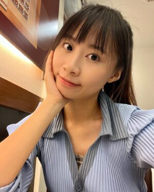 Yen-Ju Chen Instagram - 鹹魚雞粒炒飯跟鯷魚炒飯竟然都只是味道
但再怎麼說都比太陽餅真實吶(●°u°●)​ 」
-
最後兩張我應該是典型的左臉右臉不同人