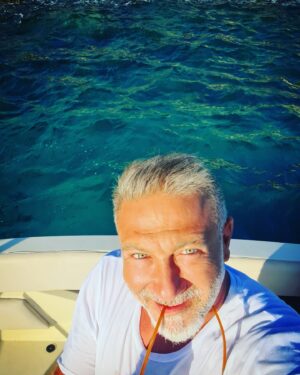 Yener Gürsoy Instagram - Mavide olmak, mavi olmak çok şükür 🙏 🙏 🙏 #maviadam #demontehayatlar #bunasilceliski #holdyourbreath #vesonra #maviyiz