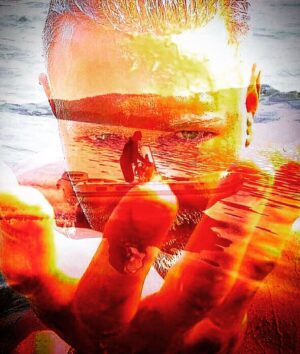 Yener Gürsoy Instagram - Dönermiydi yoksa kaybolur gidermiydi mavi lerde. Mavi miydi yoksa kırmızımıydı sessizliğinde bildi bilemedi yanıldı kaldı karanlıkta. YG #maviadam #demontehayatlar #bunasilceliski #holdyourbreath #vesonra
