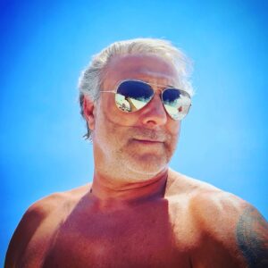 Yener Gürsoy Instagram - Yüzümdeki maske izi geçmesin hiç inşallah 🙏🌊🌊🌊🌊🐬🐬🐬💙 #maviadam #demontehayatlar #bunasilceliski #holdyourbreath #vesonra