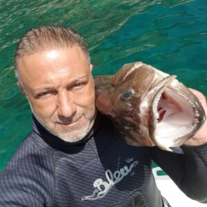 Yener Gürsoy Instagram - Evet evet seviyore 🤗😋😋🌊🌊💙 #maviadam #demontehayatlar #bunasilceliski #holdyourbreath #vesonra