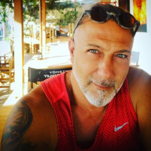 Yener Gürsoy Instagram - Hepimize şeker tadında iyi bayramlar 🙏🙂🤗🌊💙 #mutlubayramlar #maviadam #demontehayatlar #bunasilceliski #holdyourbreath #vesonra