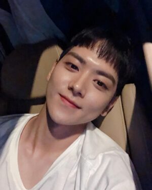 Yeo Hoi-hyeon Instagram - 퇴근중화려한조명이날...감싸네이에~