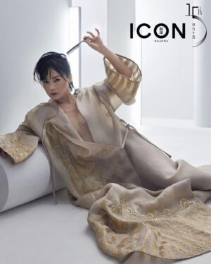 Yeo Yann Yann Instagram - YEO YANN YANN 杨雁雁

@iconmagazinemy 9月号周年纪念刊 #ICONcoversta #杨雁雁

“我爱看海，享受看海，海浪一波接一波，无论激起多高的波浪，高峰之后总会往掉下，然后再激起。这是自然法则，地心引力早就告诉了我们关于人生这件事，不是吗？” @yeoyannyann

摄影 Soon Lau @awesome___image
视频 Jackie Mah @jbombxox
造型 Wee Chee @weecheeism
化妆 KF Bong @kfbongmakeup
发型 CKay Liow @ckay_liow
文字 Ellie Yeo @ellieyeo05
协调&编辑 Sally Lau @hello.iamsally

#makeupbykfbong
#ICONmy 
#ICONmy15
#ICONpeople 
#anniversayissue
#金马影后杨雁雁 

#fashion #style #love #instagood #like #photography #beautiful #photooftheday  #instagram #picoftheday  #art #beauty #instadaily #myself #fashionstyle #photo #fashionista #malaysia