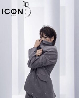 Yeo Yann Yann Instagram - YEO YANN YANN 杨雁雁

@iconmagazinemy 9月号周年纪念刊 #ICONcoversta #杨雁雁

“我爱看海，享受看海，海浪一波接一波，无论激起多高的波浪，高峰之后总会往掉下，然后再激起。这是自然法则，地心引力早就告诉了我们关于人生这件事，不是吗？” @yeoyannyann

摄影 Soon Lau @awesome___image
视频 Jackie Mah @jbombxox
造型 Wee Chee @weecheeism
化妆 KF Bong @kfbongmakeup
发型 CKay Liow @ckay_liow
文字 Ellie Yeo @ellieyeo05
协调&编辑 Sally Lau @hello.iamsally

#makeupbykfbong
#ICONmy 
#ICONmy15
#ICONpeople 
#anniversayissue
#金马影后杨雁雁 

#fashion #style #love #instagood #like #photography #beautiful #photooftheday  #instagram #picoftheday  #art #beauty #instadaily #myself #fashionstyle #photo #fashionista #malaysia