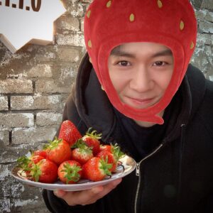 Yeon Jeong-hun Instagram - 힘내자 대한민국!! 힘내자 우리농가!!
#1박2일 #제철딸기 #맛있게먹고힘나게돕고 #힘내라대한민국