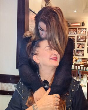 Yeşim Gül Akşar Instagram - @melekozturkofficial Yanımda,  yamacında, iyi günümde, kötü gunumde , , camımın altında,😂😂 her an yanımda 🙏seni çok seviyorum adı gibi melek 👼iykim..hibeş kraliçesi olmazsa olmaz,,❤️👼🙏