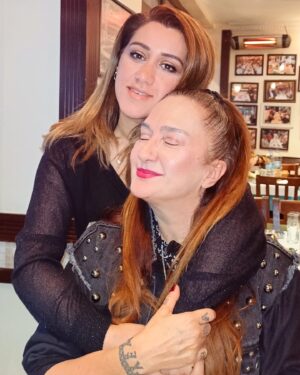 Yeşim Gül Akşar Instagram - @melekozturkofficial Yanımda,  yamacında, iyi günümde, kötü gunumde , , camımın altında,😂😂 her an yanımda 🙏seni çok seviyorum adı gibi melek 👼iykim..hibeş kraliçesi olmazsa olmaz,,❤️👼🙏