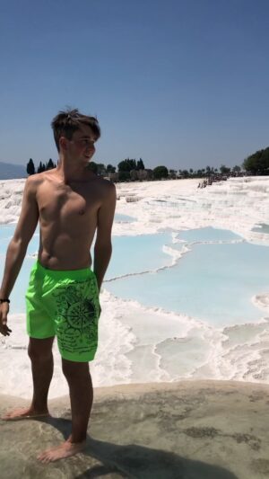 Yevgeniy Malyarchuk Instagram - Pamukkale означает Коттоновый Замок ✨🏰🍭 Попадаешь в сказочный мир первозданной природы 🌍 Хочу заметить что Pamukkale🧿 является объектом наследия ЮНЕСКО! Так как минеральные источники высыхают они планируют запретить доступ к ним❗️Успейте приехать в это великолепной место и насладиться чудом природы❤️ В 2013 году Археологами был найден очень интересный объект - 🧜🏼‍♀️врата «Плутониум»🧜🏼‍♂️ В Античных источниках их называют «Вратами в Ад»🔮 Памуккале и врата «Плутониум» располагаются на местности древнего города Иераполь что означает «Святой город» который был основан во 2-м веке до нашей эры, город который собрал очень много легенд вокруг себя🧿🧞‍♂️🧿 Добраться в этот чудный край очень легко - Turkish Airlines летит в Памуккале каждый день из большинства городов Европы и стран СНГ с одной остановкой в Стамбуле ✈️ @turkey_home @turkishairlines #wheretonext #flythy #turkishairlines #pamukkale #discover #travel #cottoncastle #love #summerdays  #памуккале #путешествие #новыестраны #сияй