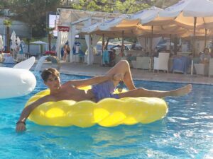 Yevgeniy Malyarchuk Instagram - Life is so much more fun if you enjoy it 🏝☀️🌟 #ibiza #pool #party #life #fun #enjoy #happiness #жизнь #счастье #ибица