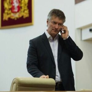 Yevgeny Roizman Instagram - Сижу как-то на совещании. Несколько человек, все серьезные. А я у телефона звук отключаю всегда, но из поля зрения не выпускаю, мало ли чего. И вдруг вижу, экран замигал. Я сразу понял, кто звонит, страшным шепотом закричал: "Тихо!", приложил палец к губам, вскочил, и, пытаясь справиться с волнением: "Да, Владимир Владимирович! Я Вас слушаю, Владимир Владимирович" -  и краем глаза вижу, как все поднимаются и застегивают пиджаки! Слушал очень внимательно, а потом сказал с чувством: "Владимир Владимирович, я очень рад Вашему звонку, и конечно же, я обязательно приду!" Хотел поцеловать трубку, но не стал, и со счастливым лицом, прижав трубку к груди, рухнул в кресло. А они все смотрят на меня как на космонавта, только что вернувшегося из космоса: "Ну что, что Он сказал?!" А я только мотаю головой и повторяю: "Охренеть..." А они все смотрят на меня и ждут. Я отдышался, и гордо говорю: "На концерт пригласил!" - "И что, прямо так и пригласил? И прямо рядом с ним будешь сидеть?" Тут я уже из последних сил посмотрел на них спокойно, и говорю: "Как рядом с ним, он же на сцене будет, он же выступает." - "???!!!!" И я уже из последних сил, чтобы не засмеяться: "Это - говорю - Володя Шахрин звонил, на концерт пригласил: в Космосе играют "Зимнюю акустику"... И не выдержал, расхохотался. И они на меня так косо взглянули, разве что пальцами у виска не покрутили. И расселись по своим местам. И мы продолжили, но мне все равно было смешно.

Я рассказал эту историю одному пожилому интеллигентному человеку. Он искренне пожал плечами и произнес: "Понимаете ли, Женя, я когда слышу словосочетание "Владимир Владимирович", я точно знаю, что речь идет именно о Маяковском".