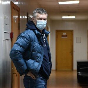 Yevgeny Roizman Instagram - Из протокола:
Евгений Ройзман допустил высказывания: 
«…большинство людей против войны, нормальные люди все точно против войны, потому, что эта война подлая, несправедливая, захватническая и, самое главное, она ещё и братоубийственная…» 
тем самым дискредитировал действия Вооружённых Сил РФ…

Я же понятно всё сказал?