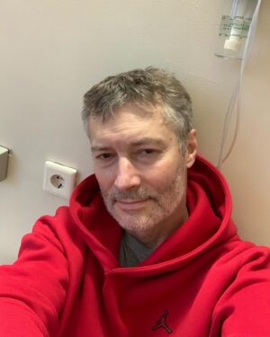 Yevgeny Roizman Instagram - Снова заболел. Тест отрицательный, но иллюзий никаких. Думал, что справлюсь, но решил не рисковать.
Положили. 
Всем доброго здоровья. Всё будет хорошо.
