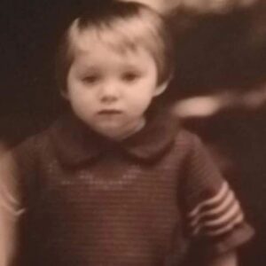 Yevgeny Roizman Instagram - Послушайте меня.
В Краснотурьинск, в  детский дом привезли двух малышей. Мальчика и девочку. Мальчик был постарше, девочка испуганно жалась к нему и он держал её за руку. Говорят, что их подобрали на вокзале в Свердловске и держали там три недели, надеясь, что родители найдутся. Было это в 1980 году. 
Фамилия детей была Балашовы.
Мальчику было наверное шесть, в девочке три. Её звали Аня, а его Серёжа (но она почему-то в своей памяти зовёт его Саша)
Он был приучен о ней заботиться. Он её кормил, умел её одевать, завязывал шарфик и, когда детей выводили на прогулку, гулял с ней рядом. 
А потом приехали мужчина и женщина и Аню удочерили. По закону детей разделять нельзя, поэтому решали через прокуратуру.
Когда Аню забирали, брат не хотел её отпускать, бился, плакал. Когда её увезли он искусал себе все руки до крови…
А Аню новая мама перед отлётом повела в  универмаг и купила ей большую куклу. Аня считала куклу мальчиком, называла Сашей, рассказывала ему все свои беды и печали долгие годы с ней не расставалась. Оставила она куклу, когда поступила в институт. 
Когда она уже собиралась замуж, мама рассказала ей, что она приёмная. Но Аня до сих пор считает, что мама ей рассказала не всё, что знала.
И всё. Больше никто ничего не знает.
О том
Аня взрослая уже. Живёт в Грузии. Приёмные родители её давно умерли. У неё уж свои дети.
Она до сих пор любит брата и помнит его.
Вот и вся история.

Почему я рассказал об этом?
Потому, что я хочу помочь этой девочке разыскать брата и понимаю, что это возможно.

Что имеем:
Детский дом находился по адресу Свердловская область г. Краснотурьинск ул. Карла Маркса 24. 

Аня предположительно 01.09. 77 г. 
Сергей (Саша) предположительно 1974-75

Фамилия Балашовы возможно своя, а возможно в милиции дали, их ведь нашли без документов.

Перепосты нужны, вдруг кто-нибудь вспомнит хоть что-то.
Любая зацепка сейчас важна.