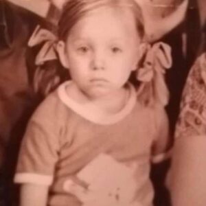 Yevgeny Roizman Instagram - Послушайте меня.
В Краснотурьинск, в  детский дом привезли двух малышей. Мальчика и девочку. Мальчик был постарше, девочка испуганно жалась к нему и он держал её за руку. Говорят, что их подобрали на вокзале в Свердловске и держали там три недели, надеясь, что родители найдутся. Было это в 1980 году. 
Фамилия детей была Балашовы.
Мальчику было наверное шесть, в девочке три. Её звали Аня, а его Серёжа (но она почему-то в своей памяти зовёт его Саша)
Он был приучен о ней заботиться. Он её кормил, умел её одевать, завязывал шарфик и, когда детей выводили на прогулку, гулял с ней рядом. 
А потом приехали мужчина и женщина и Аню удочерили. По закону детей разделять нельзя, поэтому решали через прокуратуру.
Когда Аню забирали, брат не хотел её отпускать, бился, плакал. Когда её увезли он искусал себе все руки до крови…
А Аню новая мама перед отлётом повела в  универмаг и купила ей большую куклу. Аня считала куклу мальчиком, называла Сашей, рассказывала ему все свои беды и печали долгие годы с ней не расставалась. Оставила она куклу, когда поступила в институт. 
Когда она уже собиралась замуж, мама рассказала ей, что она приёмная. Но Аня до сих пор считает, что мама ей рассказала не всё, что знала.
И всё. Больше никто ничего не знает.
О том
Аня взрослая уже. Живёт в Грузии. Приёмные родители её давно умерли. У неё уж свои дети.
Она до сих пор любит брата и помнит его.
Вот и вся история.

Почему я рассказал об этом?
Потому, что я хочу помочь этой девочке разыскать брата и понимаю, что это возможно.

Что имеем:
Детский дом находился по адресу Свердловская область г. Краснотурьинск ул. Карла Маркса 24. 

Аня предположительно 01.09. 77 г. 
Сергей (Саша) предположительно 1974-75

Фамилия Балашовы возможно своя, а возможно в милиции дали, их ведь нашли без документов.

Перепосты нужны, вдруг кто-нибудь вспомнит хоть что-то.
Любая зацепка сейчас важна.