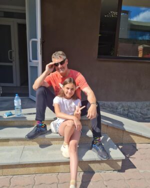 Yevgeny Roizman Instagram - Ксюша пришла.
А она любит эльфов и у неё ушки есть элфийские. Я естественно попросил примерить - как тут и было!
Обещал ей Толкиена всего подарить.