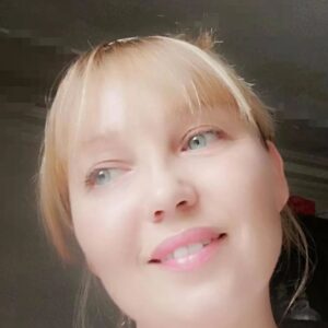 Yevgeny Roizman Instagram - Послушайте меня.
В Краснотурьинск, в  детский дом привезли двух малышей. Мальчика и девочку. Мальчик был постарше, девочка испуганно жалась к нему и он держал её за руку. Говорят, что их подобрали на вокзале в Свердловске и держали там три недели, надеясь, что родители найдутся. Было это в 1980 году. 
Фамилия детей была Балашовы.
Мальчику было наверное шесть, в девочке три. Её звали Аня, а его Серёжа (но она почему-то в своей памяти зовёт его Саша)
Он был приучен о ней заботиться. Он её кормил, умел её одевать, завязывал шарфик и, когда детей выводили на прогулку, гулял с ней рядом. 
А потом приехали мужчина и женщина и Аню удочерили. По закону детей разделять нельзя, поэтому решали через прокуратуру.
Когда Аню забирали, брат не хотел её отпускать, бился, плакал. Когда её увезли он искусал себе все руки до крови…
А Аню новая мама перед отлётом повела в  универмаг и купила ей большую куклу. Аня считала куклу мальчиком, называла Сашей, рассказывала ему все свои беды и печали долгие годы с ней не расставалась. Оставила она куклу, когда поступила в институт. 
Когда она уже собиралась замуж, мама рассказала ей, что она приёмная. Но Аня до сих пор считает, что мама ей рассказала не всё, что знала.
И всё. Больше никто ничего не знает.
О том
Аня взрослая уже. Живёт в Грузии. Приёмные родители её давно умерли. У неё уж свои дети.
Она до сих пор любит брата и помнит его.
Вот и вся история.

Почему я рассказал об этом?
Потому, что я хочу помочь этой девочке разыскать брата и понимаю, что это возможно.

Что имеем:
Детский дом находился по адресу Свердловская область г. Краснотурьинск ул. Карла Маркса 24. 

Аня предположительно 01.09. 77 г. 
Сергей (Саша) предположительно 1974-75

Фамилия Балашовы возможно своя, а возможно в милиции дали, их ведь нашли без документов.

Перепосты нужны, вдруг кто-нибудь вспомнит хоть что-то.
Любая зацепка сейчас важна.