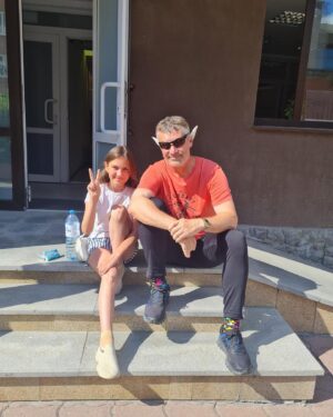Yevgeny Roizman Instagram - Ксюша пришла.
А она любит эльфов и у неё ушки есть элфийские. Я естественно попросил примерить - как тут и было!
Обещал ей Толкиена всего подарить.