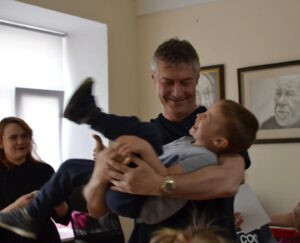 Yevgeny Roizman Instagram - Послушайте меня.
Пришли парень с девчонкой, глухонемые, трое малышей с ними. Дружные и весёлые.
Алексей сам сирота, родом с Мариуполя, с Катей познакомился в ВК и переехал сюда. Здесь и поженились и деток родили.
Решили купить квартиру на окраине Пышмы, 57 м.2 (42 жилой)
Накопили 250 тыс., добавили два маткапитала - 600 тыс. и пришли за ипотекой.
Алексей  наивный и доверчивый. Он просил льготную ипотеку. Ему сказали, что пока на общих основаниях 12%, а через пол-года переведут на льготный тариф 4,6%. Он обрадовался и всё подписал.
Платёж ежемесячный получился 32.5 тыс. Однако.
А он работает один, жена с детьми. Работа очень тяжёлая - обрубщиком, кто сталкивался, поймёт. Да ещё и в ночную смену всегда. А денег не сколь много платят, впритирку живут, но терпят и платят.
И вот он продержался шесть месяцев, приходит в банк оформлять льготный плвтёж, а ему говорят - вам не положено, платите и дальше по 32.5 тыс. Типа, обманули дурачка…
Он попытался им сказать, что они ему обещали и он поверил, что у них нет таких денег, и что так нечестно!…
Но кто станет его слушать, тем более, что он говорить не может.
Он растерялся. Сник. Потом заболел. Ещё сколько-то старались платить, потом перестали.
Через некоторое время банк потребовал досрочного погашения кредита и вышел в суд с требованием продажи квартиры с публичных торгов.
Причём продают за 2.600 млн, а долг банку 2.900 млн.
Мало того, выселят вместе малышнёй и ещё останутся банку должны 300 тыс.
Банк решает свои вопросы и не идёт на контакт ни с ними, ни с нами, ни с судом.
Шансов ноль.
И в Мариуполь возвращаться уже некуда.

И вот, отец, мать и трое малышей Ника, Макар и маленькая Алиса.
Жизнь обошлась с ними неласково. Они не слышат и не говорят.
Но они любят друг и не сдаются.

Я хочу закрыть банку этот долг и спасти им жильё.
Других вариантов нет.
Надо собрать 2.812.160 р. 11 к.
Это реально.
Вот карта Сбера, которая привязана к номеру телефона и открыта специально для этого случая.

Занимаемся
Фонд Ройзмана @roizmanfond
Лейла Гусейнова @leyla.gus
Шумилов Александр @ashumilov77_urist

Под мою ответственность.

Перепост тоже поможет.