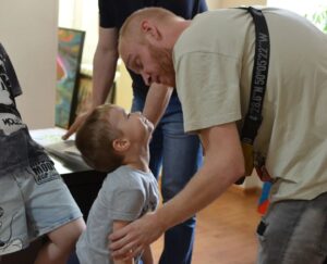 Yevgeny Roizman Instagram - Послушайте меня.
Пришли парень с девчонкой, глухонемые, трое малышей с ними. Дружные и весёлые.
Алексей сам сирота, родом с Мариуполя, с Катей познакомился в ВК и переехал сюда. Здесь и поженились и деток родили.
Решили купить квартиру на окраине Пышмы, 57 м.2 (42 жилой)
Накопили 250 тыс., добавили два маткапитала - 600 тыс. и пришли за ипотекой.
Алексей  наивный и доверчивый. Он просил льготную ипотеку. Ему сказали, что пока на общих основаниях 12%, а через пол-года переведут на льготный тариф 4,6%. Он обрадовался и всё подписал.
Платёж ежемесячный получился 32.5 тыс. Однако.
А он работает один, жена с детьми. Работа очень тяжёлая - обрубщиком, кто сталкивался, поймёт. Да ещё и в ночную смену всегда. А денег не сколь много платят, впритирку живут, но терпят и платят.
И вот он продержался шесть месяцев, приходит в банк оформлять льготный плвтёж, а ему говорят - вам не положено, платите и дальше по 32.5 тыс. Типа, обманули дурачка…
Он попытался им сказать, что они ему обещали и он поверил, что у них нет таких денег, и что так нечестно!…
Но кто станет его слушать, тем более, что он говорить не может.
Он растерялся. Сник. Потом заболел. Ещё сколько-то старались платить, потом перестали.
Через некоторое время банк потребовал досрочного погашения кредита и вышел в суд с требованием продажи квартиры с публичных торгов.
Причём продают за 2.600 млн, а долг банку 2.900 млн.
Мало того, выселят вместе малышнёй и ещё останутся банку должны 300 тыс.
Банк решает свои вопросы и не идёт на контакт ни с ними, ни с нами, ни с судом.
Шансов ноль.
И в Мариуполь возвращаться уже некуда.

И вот, отец, мать и трое малышей Ника, Макар и маленькая Алиса.
Жизнь обошлась с ними неласково. Они не слышат и не говорят.
Но они любят друг и не сдаются.

Я хочу закрыть банку этот долг и спасти им жильё.
Других вариантов нет.
Надо собрать 2.812.160 р. 11 к.
Это реально.
Вот карта Сбера, которая привязана к номеру телефона и открыта специально для этого случая.

Занимаемся
Фонд Ройзмана @roizmanfond
Лейла Гусейнова @leyla.gus
Шумилов Александр @ashumilov77_urist

Под мою ответственность.

Перепост тоже поможет.