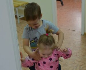 Yevgeny Roizman Instagram - Послушайте меня.
Пришли парень с девчонкой, глухонемые, трое малышей с ними. Дружные и весёлые.
Алексей сам сирота, родом с Мариуполя, с Катей познакомился в ВК и переехал сюда. Здесь и поженились и деток родили.
Решили купить квартиру на окраине Пышмы, 57 м.2 (42 жилой)
Накопили 250 тыс., добавили два маткапитала - 600 тыс. и пришли за ипотекой.
Алексей  наивный и доверчивый. Он просил льготную ипотеку. Ему сказали, что пока на общих основаниях 12%, а через пол-года переведут на льготный тариф 4,6%. Он обрадовался и всё подписал.
Платёж ежемесячный получился 32.5 тыс. Однако.
А он работает один, жена с детьми. Работа очень тяжёлая - обрубщиком, кто сталкивался, поймёт. Да ещё и в ночную смену всегда. А денег не сколь много платят, впритирку живут, но терпят и платят.
И вот он продержался шесть месяцев, приходит в банк оформлять льготный плвтёж, а ему говорят - вам не положено, платите и дальше по 32.5 тыс. Типа, обманули дурачка…
Он попытался им сказать, что они ему обещали и он поверил, что у них нет таких денег, и что так нечестно!…
Но кто станет его слушать, тем более, что он говорить не может.
Он растерялся. Сник. Потом заболел. Ещё сколько-то старались платить, потом перестали.
Через некоторое время банк потребовал досрочного погашения кредита и вышел в суд с требованием продажи квартиры с публичных торгов.
Причём продают за 2.600 млн, а долг банку 2.900 млн.
Мало того, выселят вместе малышнёй и ещё останутся банку должны 300 тыс.
Банк решает свои вопросы и не идёт на контакт ни с ними, ни с нами, ни с судом.
Шансов ноль.
И в Мариуполь возвращаться уже некуда.

И вот, отец, мать и трое малышей Ника, Макар и маленькая Алиса.
Жизнь обошлась с ними неласково. Они не слышат и не говорят.
Но они любят друг и не сдаются.

Я хочу закрыть банку этот долг и спасти им жильё.
Других вариантов нет.
Надо собрать 2.812.160 р. 11 к.
Это реально.
Вот карта Сбера, которая привязана к номеру телефона и открыта специально для этого случая.

Занимаемся
Фонд Ройзмана @roizmanfond
Лейла Гусейнова @leyla.gus
Шумилов Александр @ashumilov77_urist

Под мою ответственность.

Перепост тоже поможет.