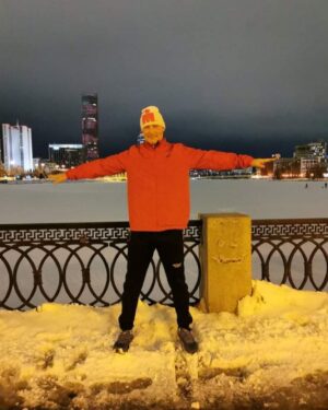 Yevgeny Roizman Instagram - Приём закончили. Много идут. Одному помощь нужна, другому просто понимание, что он не один. Трудно людям.

Бегать приходите завтра на Плотинку. Начнём в 10.00 от ротонды, быстро не побежим, потом чаю с пирогами попьём.

#ФондРойзмана #Екатеринбург #пробежка🏃 
#бег #чайспирогами #плотинка