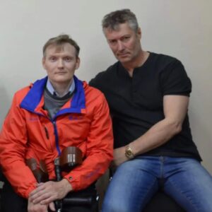 Yevgeny Roizman Instagram - Парень-инвалид на костылях пришёл в МФЦ оформлять субсидию на оплату коммуналки. Честно сказал, что сумел устроиться в типографию на полставки, и получает 12.5 т. спросил, надо ли указывать?
А добрые тётушки сказали: Да не.
И через несколько лет Уральский Военный Вестник, где он работал,  обанкротился и он остался без работы.
А тут ещё в МФЦ делали перерасчёт, и выяснили, что Сергей работал все эти годы, вышли в суд и суд постановил взыскать с него 140т. «неосновательного обогащения». И вроде, всё по закону, но не честно. Да и просто обидно. Кстати, он 140 тысяч зараз никогда в жизни не видел.
Начали разбираться.
Сергей родился в Перми.
У него от колен не было ног, сразу отростки ступни.
Мама от него отказалась на шестой день. Сергей, через много лет сумел как-то выкружить это отказное письмо:
«Я.., отказываюсь от мальчика рождённого мной 20.02.1979  т.к. у ребёнка имеется врождённое уродство ног.
С мужем не зар. вместе не живём, ребёнка воспитывать не смогу.
26.02.1979
Он ездил потом с ним в Москву, на передачу Жди меня, но не нашли.
Письмо это он хранит всю жизнь.
Маленького безногого сироту отправили в Детский дом в Талицу. Он там пробыл до 15 лет. Ползал.
Я спросил его, как ему жилось в детском доме. Он помолчал, а потом сказал: «Да, ладно. Я уж давно всех простил.»
А потом пришла женщина, у которой было 4 своих детей, один из которых инвалид и забрала его. Звали её Надежда.
Потом она продала дом в Талице и переехала в Екб, потому, что Сергея надо было лечить.
Ему провели несколько операций, удалили культю, сделали протезы и он встал на костыли. И стал ходить.
Братья и сёстры воспринимали его, как родного, мать сумела подружить всех детей между собой.
Потом дом, где они жили, снесли и им дали 3х квартиру на всех. Но мать не дождалась, померла.
И они стали жить там втроём. Он, сестра, и брат-инвалид, который, на уровне 3 летн. ребёнка.
Живут они дружно. У брата пенсия 24 т., у Сергея 18, а у сестры пособие по уходу за братом 1380р.
Ни на что не жалуются.
Но, то, что произошло с перерасчётом,  Сергей считает несправедливостью.
Я тоже.
Но эту несправедливость мы легко можем исправить.