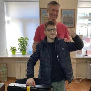 Yevgeny Roizman Instagram - Завтра на Толмачёва 11 буду вести приём. 
Начнём в 10 и до конца.
Если помощь нужна, или сами готовы людям помогать - приходите.

Фотку просто так поставил, это Артём, которому мы ноут подарили. Здесь он маленький ещё. 

С @leyla.gus и @ashumilov77_urist 
в @roizmanfond