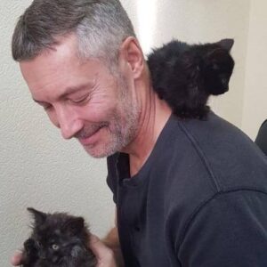 Yevgeny Roizman Instagram - Завтра, в пятницу, на Толмачёва 11, буду вести приём. Начнём в 10.00 и до конца.
Если помощь нужна, или сами готовы людям помогать - приходите.

Фотку просто так поставил, это котят принесли. Пристроил уж.

С  @leyla.gus и @ashumilov77_urist в @roizmanfond