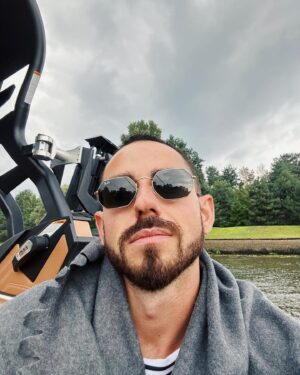 Yevhen Taller Instagram - Банкротство у моральному плані.

Інколи виходить вміло ховати це, закриватися, відволікатися друзями, маскувати ситуативними задоволеннями, але рано чи пізно цей захисний лакмусовий папірець проявляє свої істинні властивості.
⠀
Одні мудреці кажуть, що справжня свобода може бути тільки в самотності, а інші стверджують що найбільша людська потреба – потреба, щоб тебе оцінили.
⠀
Кому вірити? Тільки собі і жити емоцією, зараз, в моменті?
Однак рішення, що засновані лише на емоційній інтуїції, а не на розумі, майже завжди є помилковими. Знаєте, хто будує все життя на емоціях? Маленькі діти. І собаки. І знаєте, що ще роблять маленькі діти та собаки? Сруть на килим.
⠀
А ще один з парадоксів, що прагнення більш позитивного досвіду — є негативним досвідом. А прийняття негативного досвіду — позитивний досвід 
⠀
Сорі за цей твір-роздум на тему, захотілось поділитися думками та переживаннями, а не підписати пост за допомогою смайлика.
⠀
Як ви?