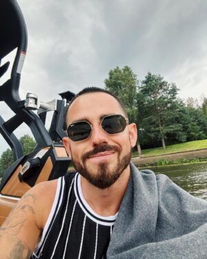 Yevhen Taller Instagram - Банкротство у моральному плані.

Інколи виходить вміло ховати це, закриватися, відволікатися друзями, маскувати ситуативними задоволеннями, але рано чи пізно цей захисний лакмусовий папірець проявляє свої істинні властивості.
⠀
Одні мудреці кажуть, що справжня свобода може бути тільки в самотності, а інші стверджують що найбільша людська потреба – потреба, щоб тебе оцінили.
⠀
Кому вірити? Тільки собі і жити емоцією, зараз, в моменті?
Однак рішення, що засновані лише на емоційній інтуїції, а не на розумі, майже завжди є помилковими. Знаєте, хто будує все життя на емоціях? Маленькі діти. І собаки. І знаєте, що ще роблять маленькі діти та собаки? Сруть на килим.
⠀
А ще один з парадоксів, що прагнення більш позитивного досвіду — є негативним досвідом. А прийняття негативного досвіду — позитивний досвід 
⠀
Сорі за цей твір-роздум на тему, захотілось поділитися думками та переживаннями, а не підписати пост за допомогою смайлика.
⠀
Як ви?