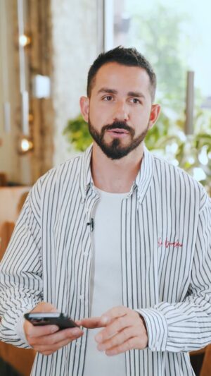 Yevhen Taller Instagram - У кожного ж в компанії є друг, який досі носить гаманець?
#ad @visaua_official